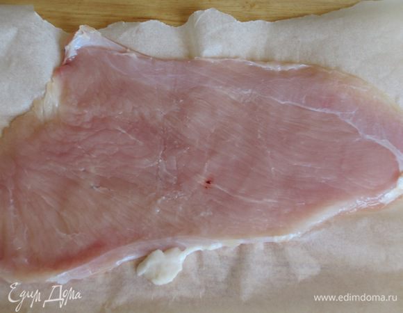 Филе накрыть пергаментом и слегка отбить
