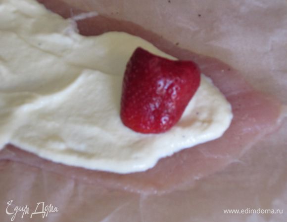 На филе выложить творожную массу и клубничку, свернуть рулетиком. То же самое проделать с остальным филе.
