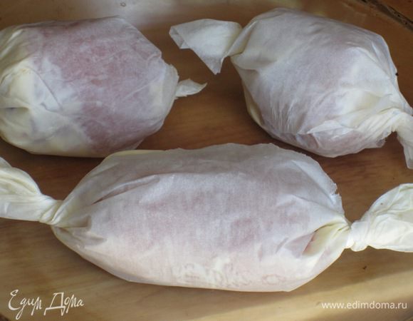 Завернуть каждый рулетик в пергамент в виде конфетки,выложить на противень и запекать в разогретой до 200°С духовке 20 минут. Снять пергамент и поместить под гриль на 15 минут