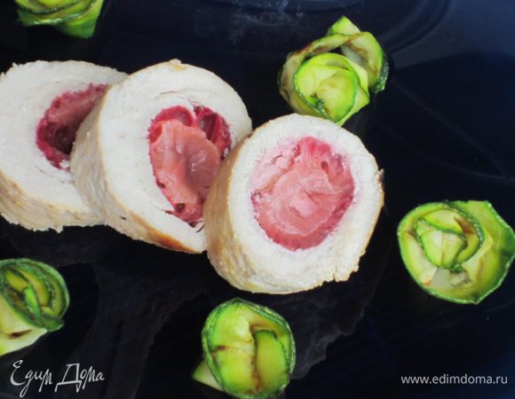 Готовые рулетики подавать с цукини. Приятного аппетита:)