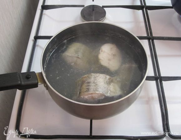 Рыбу нарезать крупными кусками, отварить. Остудить, выбрать косточки и разобрать а небольшие кусочки.