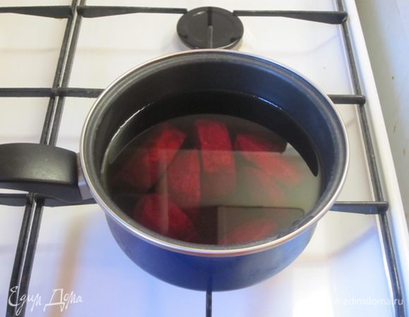 Для желе свеклу средних размеров очистить, нарезать на небольшие кусочки, а можно и натереть на крупной терке, залить водой, примерно 0,5 литра. Отварить до готовности, отвар  - 400 мл, слить, остудить.