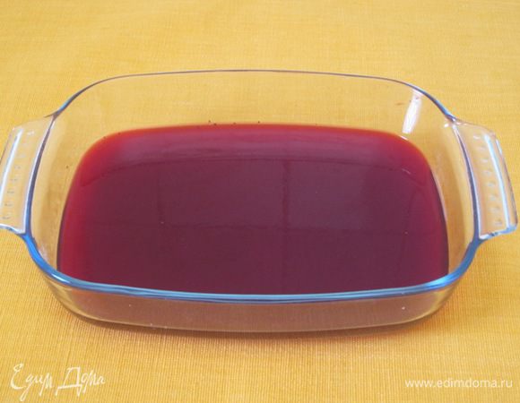 В 1/2 стакана холодного свекольного отвара замочить желатин, оставить на 40 минут, затем нагреть до растворения. Влить в оставшийся отвар. Добавить сок лимона, соль, перец. Залить в прямоугольную форму, поставить в холодильник до застывания.