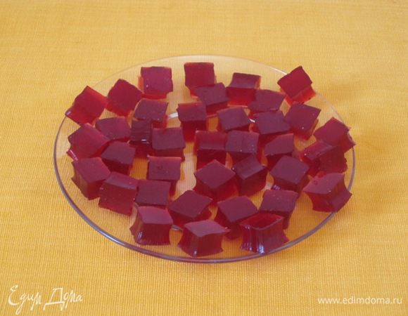 Готовое желе нарезать кубиками. Я сделала кубики формочкой для канапе. Желе можно вырезать любыми формочками: круглыми, фигурными.
