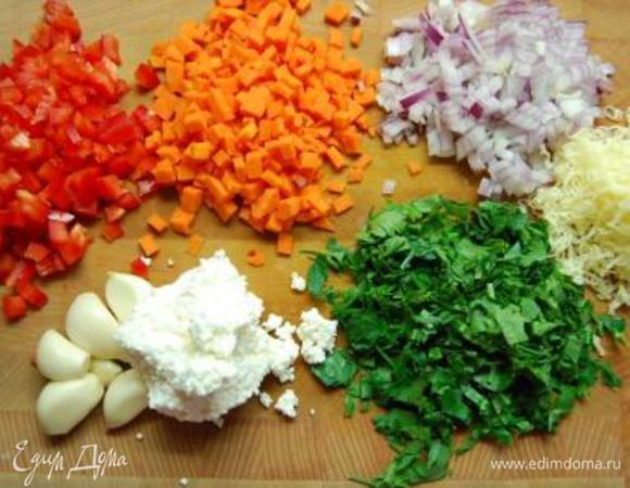 Филе индейки разделить на две равные части и несильно отбить плоским  предметом. Слегка присолить и поперчить.  Если вы будете отбивать зубчатым молоточком – это повредит волокна мяса, что скажется на его вкусе не лучшим образом.   Фото мяса я делать не стала, точнее, сделала,  и оно мне не понравилось…. Лежит себе бедное на доске, отбитое….  Никакой эстетики.  Далее, перец, тыкву и лук – мелким кубиком. Петрушку порубить. Сыр натереть. Чеснок очистить.