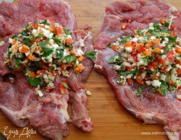 На каждое филе выложить начинку,