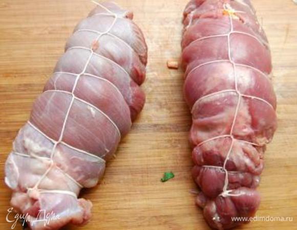 свернуть тугим рулетом и завязать кулинарной нитью.    