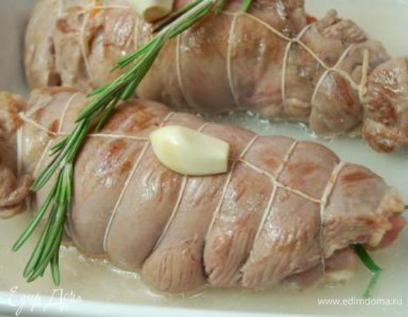 Разогреть сковороду, добавить немного оливкового масла и очень быстро обжарить рулеты со всех сторон.  Не нужно зажаривать.  Рулеты  должны оставаться светлыми. Перекладываем рулеты в жаропрочную форму, добавляем 2 зубчика чеснока, веточку розмарина и горячий бульон.  Закрыть форму фольгой, сделать в ней отверстия и запекать 30 мин. при температуре 180 С. 