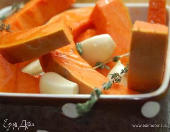 Пока индейка готовится займемся гарниром. Тыкву (лучше брать не сладкие сорта) очистить от семян, нарезать кусочками шириной не менее 1,5 см, приправить оливковым маслом, перцем и солью. Выложить в форму для запекания, добавить оставшийся чеснок и тимьян. 