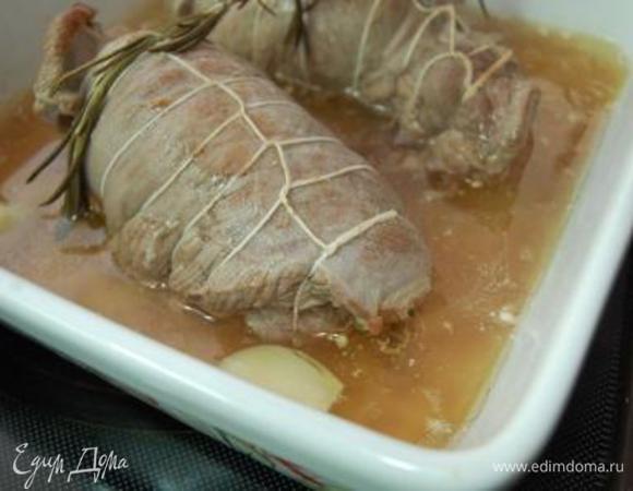 Через 30 минут пребывании индейки в духовке – достаем её, снимаем фольгу, переворачиваем рулеты обратной стороной, обильно поливаем соком и опять в духовку. Туда же отправляем и тыкву. Готовим еще около 30 минут. Всё это время периодически достаем рулеты  переворачиваем,  поливаем, поливаем, поливаем….. Мясо получится очень сочным!