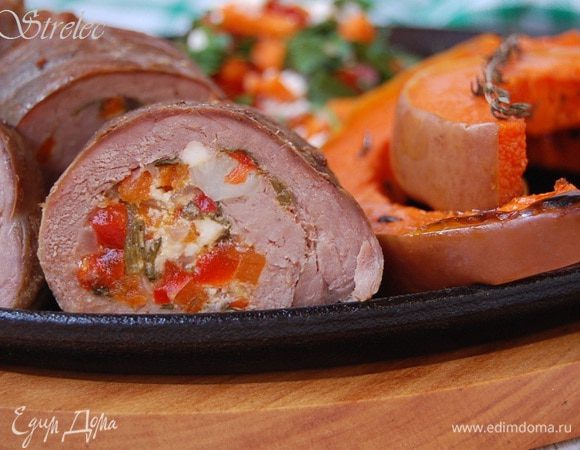 Выкладываем на тарелку рулет, убираем кулинарную нить, сервируем тыквой и салатом. Вы посмотрите, какие краски!!!   Приятного аппетита!       