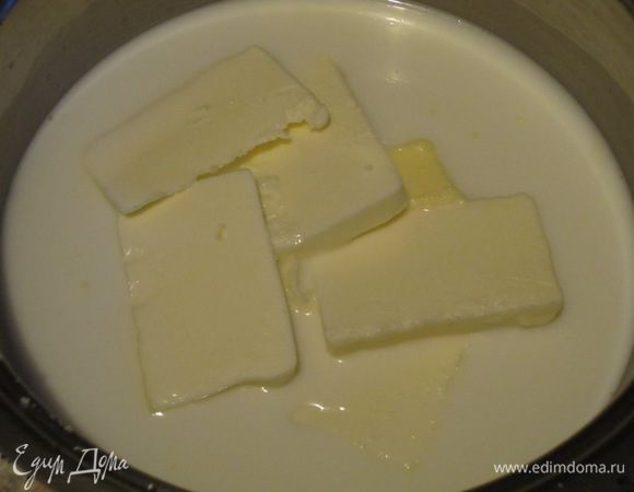 В кастрюлю с толстым дном налить молоко,125 мл воды, сливочное масло, соль и довести до кипения.
