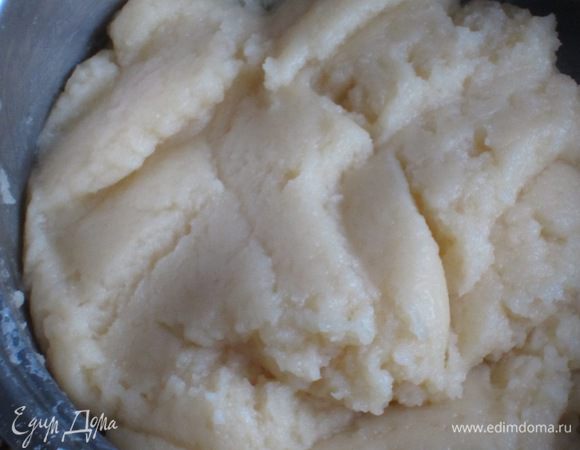 Снять с огня и всыпать просеянную муку. Тщательно перемешать.