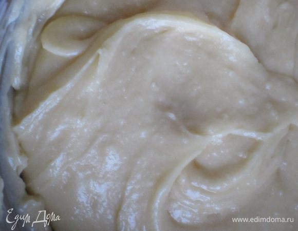 Поставить кастрюлю на сильный огонь и готовить 1 минуту, постоянно помешивая (тесто должно отходить от стенок). Остудить.