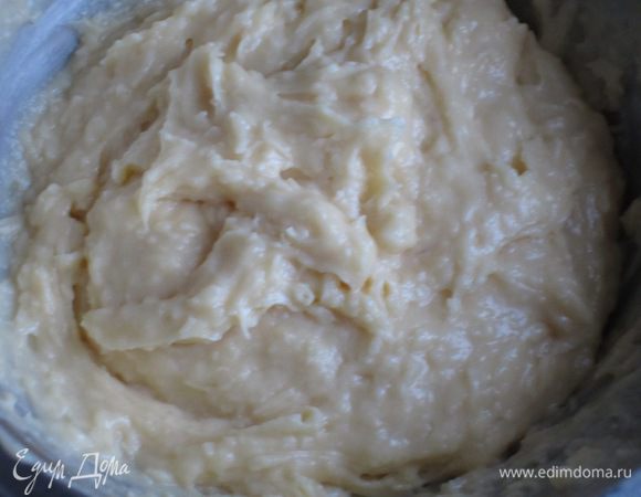 Ввести по одному яйцу, добавить 100 г сыра и хорошо перемешать.