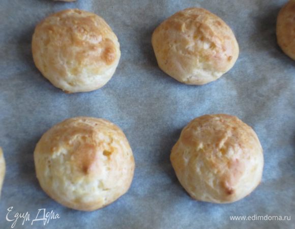 Выпекать в разогретой до 220° С духовке 10 минут, затем температуру снизить до 200 °С и выпекать ещё 10 минут, слегка приоткрыв дверцу духовки.