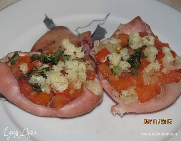 Очистить кальмаров. Разрезать так, чтобы они раскрылись, сделать насечки ромбиком с внутренней стороны.
