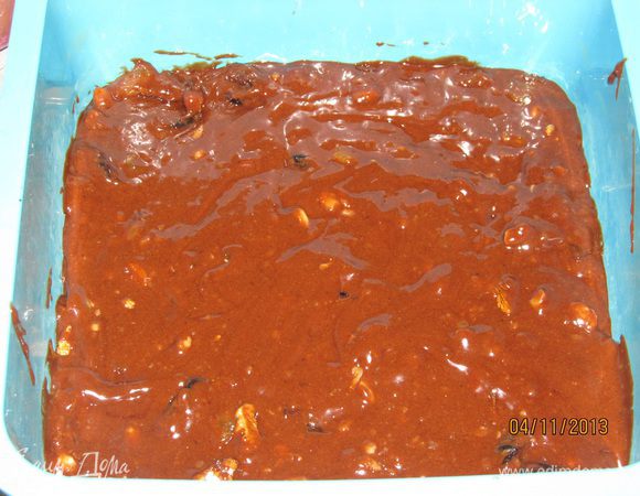 Ганаш:
Шоколад поломать. Сливки подогреть, не доводя до кипения и влить в шоколад, перемешать. Взбить погружным блендером.
Выложить на остывший пирог. Поставить в холодильник на несколько часов. 