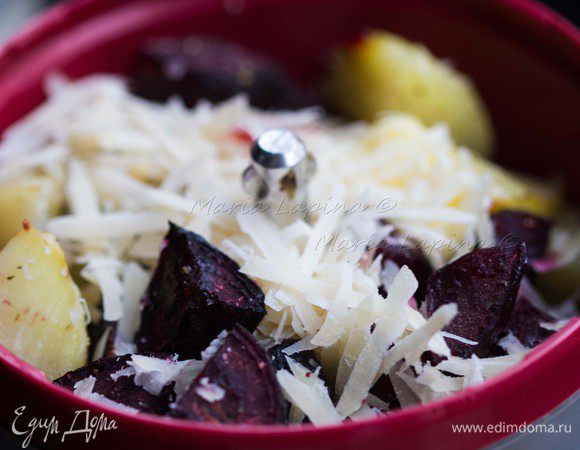 Сыр натереть на средней терке, добавить к овощам и взбить в блендере.