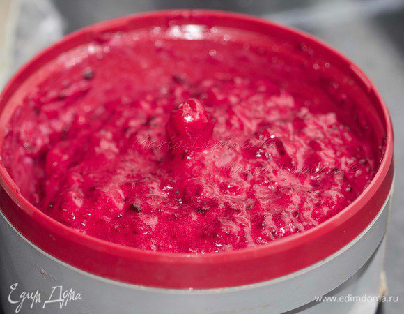 Мне больше нравиться не полностью однородная масса, а с кусочками свеклы и картофеля, поэтому я не сильно измельчаю пюре. При необходимости можно добавить немного воды или сливок.