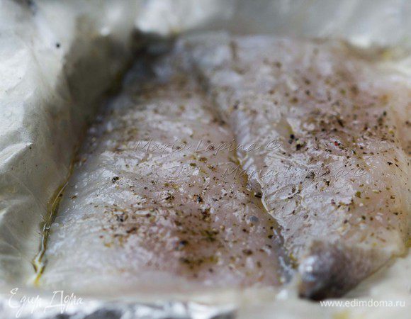 Филе судака разрезаем на порционные кусочки, солим, перчим сбрызгиваем оливковым маслом. Кладем на раскаленную сковородку с маслом шкуркой вниз. Жарим на большом огне, прижимая рыбу первые 30 секунд лопаткой. Рыбу переворачиваем, когда шкурка станет румяной и хрустящей. Жарим на другой стороне ещё 5 минут.