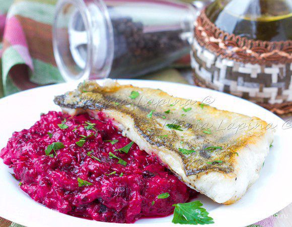 Подаем выложив рыбу на пюре шкуркой вверх, сверху присыпаем свежей зеленью.