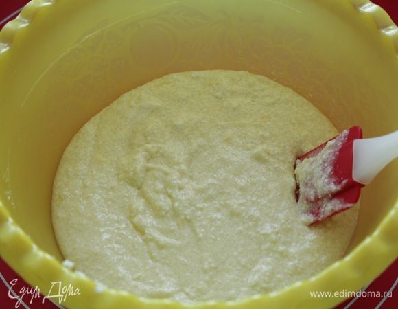 Творог растереть с желтками, йогуртом, сахаром и ванильным сахаром.

