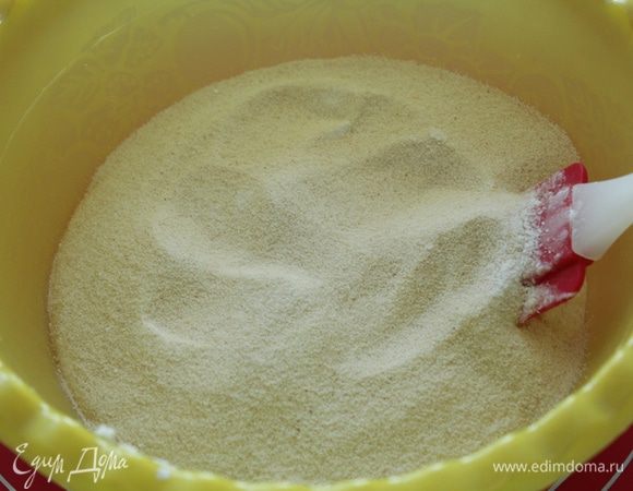 Добавить  манную крупу с разрыхлителем.