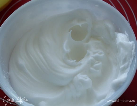 Белки взбить до устойчивых пиков,