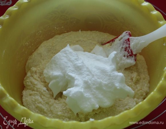 аккуратно ввести в творожную массу.