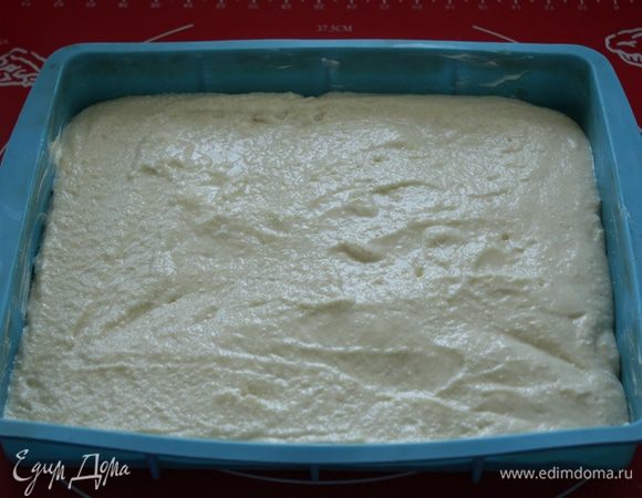 Выложить тесто в форму,выпекать до золотистого цвета.
