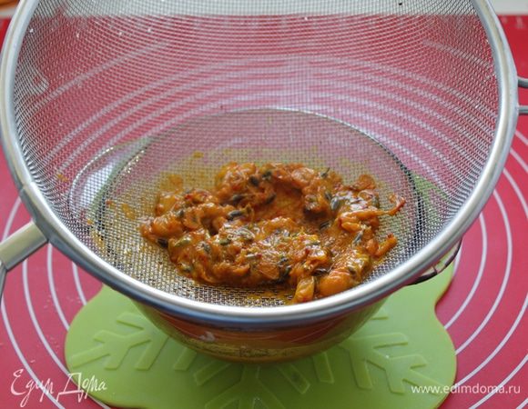 Снимите с огня и протрите через сито.  Верните снова на огонь и добавьте разведенный в воде крахмал. Варите, пока масса не загустеет. Дайте остыть.