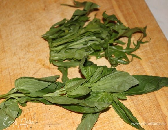 Листья руколы и базилика промыть в холодной воде, стряхнуть остатки воды, 