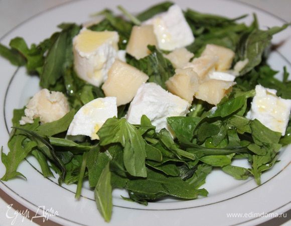 Порвать листья в миску руками, сыр и грушу нарезать средними кубиками, перемешать с листьями рукколы и базилика, полить оливковым маслом. У меня был еще козий сыр поленом, поэтому я еще добавила 5 колечек сыра, но это по желанию. 