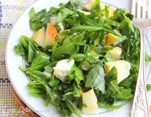 Груша с руколой очень хорошо сочетается, нет необходимости добавлять ни соли ни перца, салат хорош сам по себе, да и в твердом сыре уже есть чуток соли. Приятного аппетита! 
