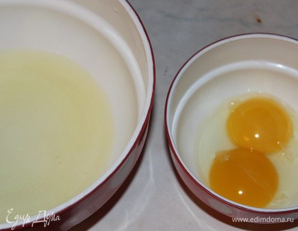 Готовим омлет с сыром и зеленью. Отделить белки от желтков 