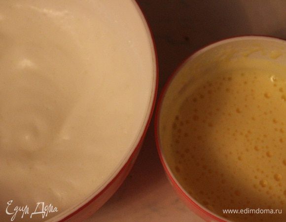 Взбить желтки в большой миске в кремообразную массу, а белки в крепкую пену, добавить к ним зелень. 