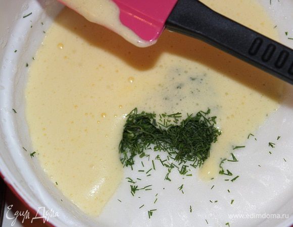 Аккуратно ввести желтки в белки, добавить 2 ст.л. тертого ароматного сыра,перемешать. 