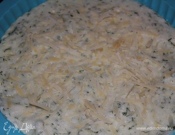 Смазать маслом форму для выпекания, вылить яичную массу и отправить в заранее нагретую до 180 гр. С духовку на 10-15 минут. 