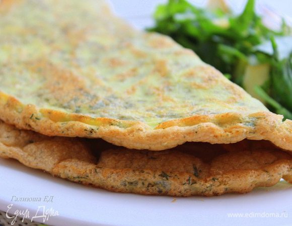 Подавать, посыпав сыром. В дополнение к омлету можно подать салат из рукколы.