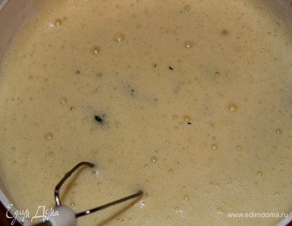 Взбить яйца, добавить к ним шпинатную массу, ввести сыр, посолить, поперчить, посыпать мускатным орехам и перемешать.