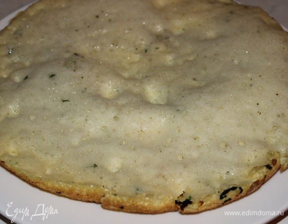 Разогреть в сковороде оставшееся сливочное масло, влить 1 ст.л. оливкового масла, хорошенько разогреть и влить яично-шпинатную массу. Готовить пока нижняя сторона не подрумянится, переложить на тарелку.