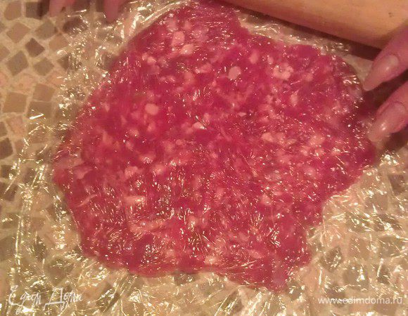 Приготовить фарш. Добавить туда яйцо, соль, перец. С фарша сделать шарики, и раскатать кружочком  их под пищевой пленкой.