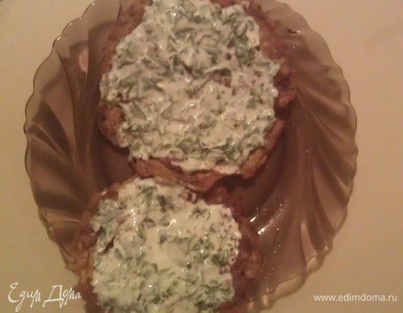 Смазываем наш фарш сметаной и сверху посыпаем огурчиком. 