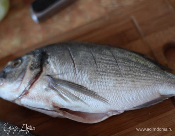 Рыбу чистим, удаляем все внутренности (аккуратнее с желчным пузерым), хорошенько моем и сушим при помощи бумажных полотенец. Делаем надрезы небольшие на коже,это делается для того, чтобы рыбка "не съежилась" при запекании. 