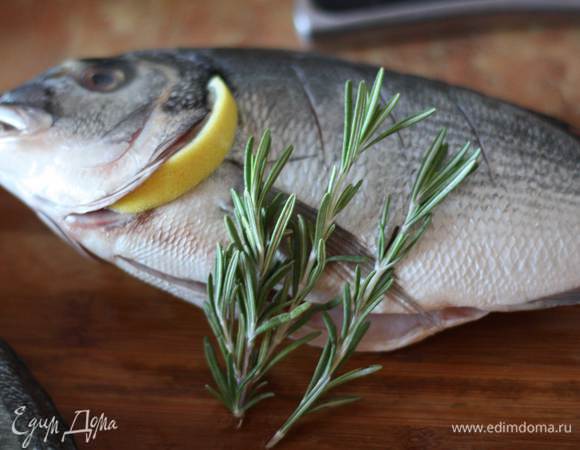 Слегка польем ее соком лайма, а во внутрь положим большую веточку розмарина.