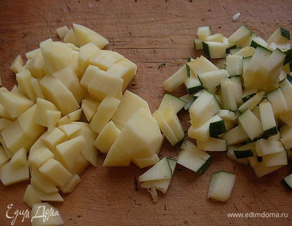 Подготавливаем овощи : моем, чистим. 
Режем кубиком кабачок и картофель. 