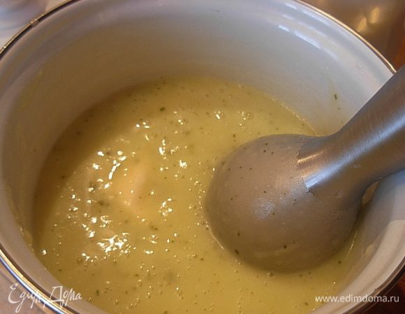 Затем солим. Взбиваем блендером.  Кладем сливки, зелень и перемешиваем.
Убираем с огня. Суп готов.