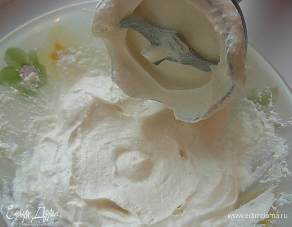 Делаем творожный крем.
Для этого кладем в тарелку творог и сметану, соль, все взбиваем блендером в однородную не жидкую массу.