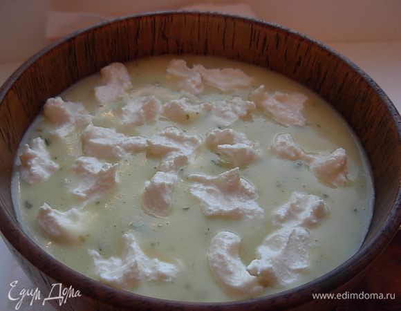 В тарелку наливаем суп, сверху выкладываем ложечкой небольшие пики крема.
Приятного аппетита! 